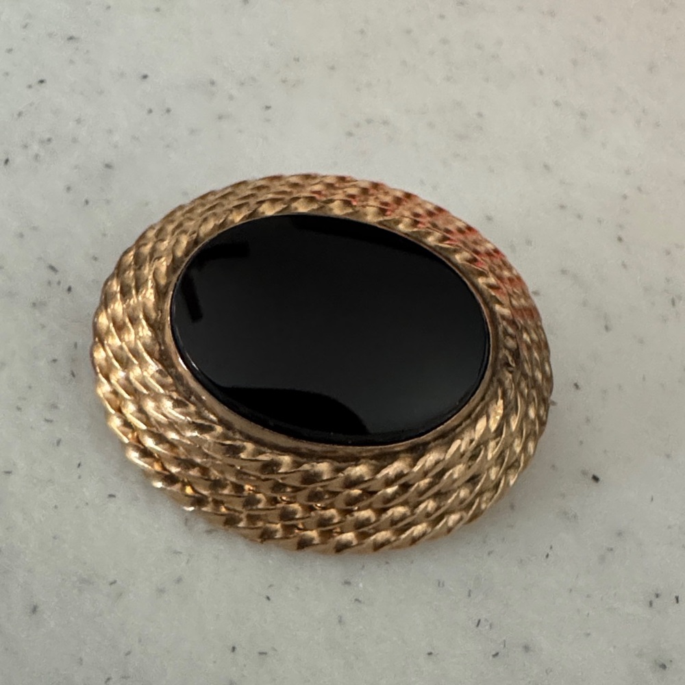 WINARD ART DECO 12K G.F. OVAL BLACK ONYX TWISTED ROPE BORDER BROOCH PIN